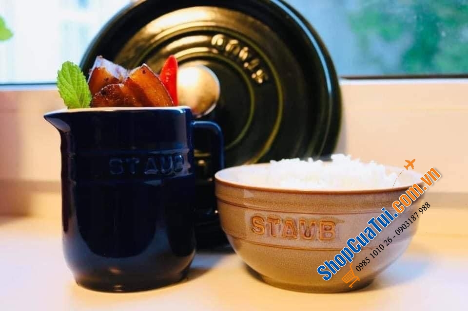 Hũ rót nước sốt Staub màu xanh biển.