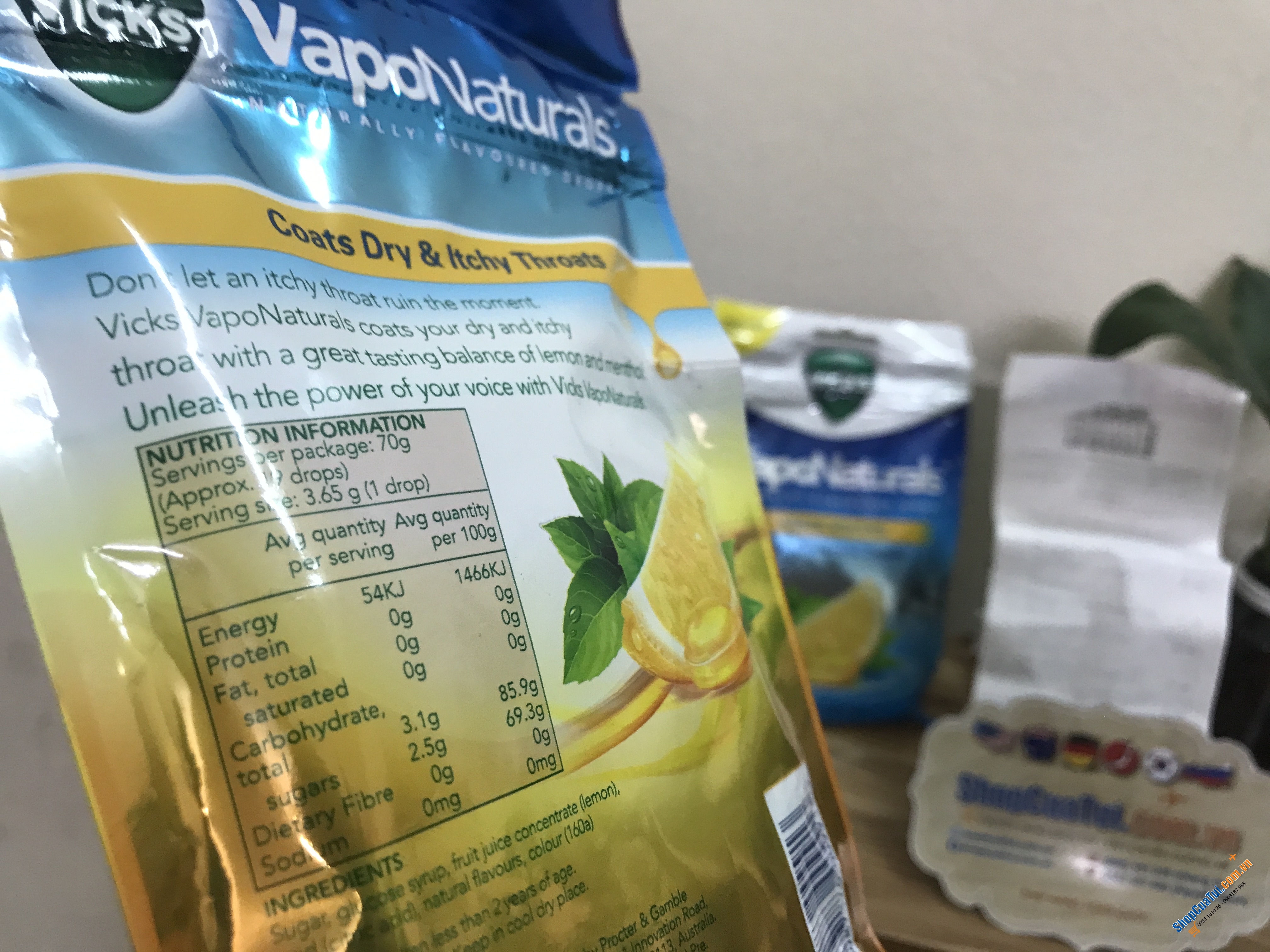 Viên kẹo ngậm trị ho và viêm họng Vicks VapoNaturals Lemon Menthol Throat Lozenges 19 Naturally Flavoured Drops 70g Resealable Bag