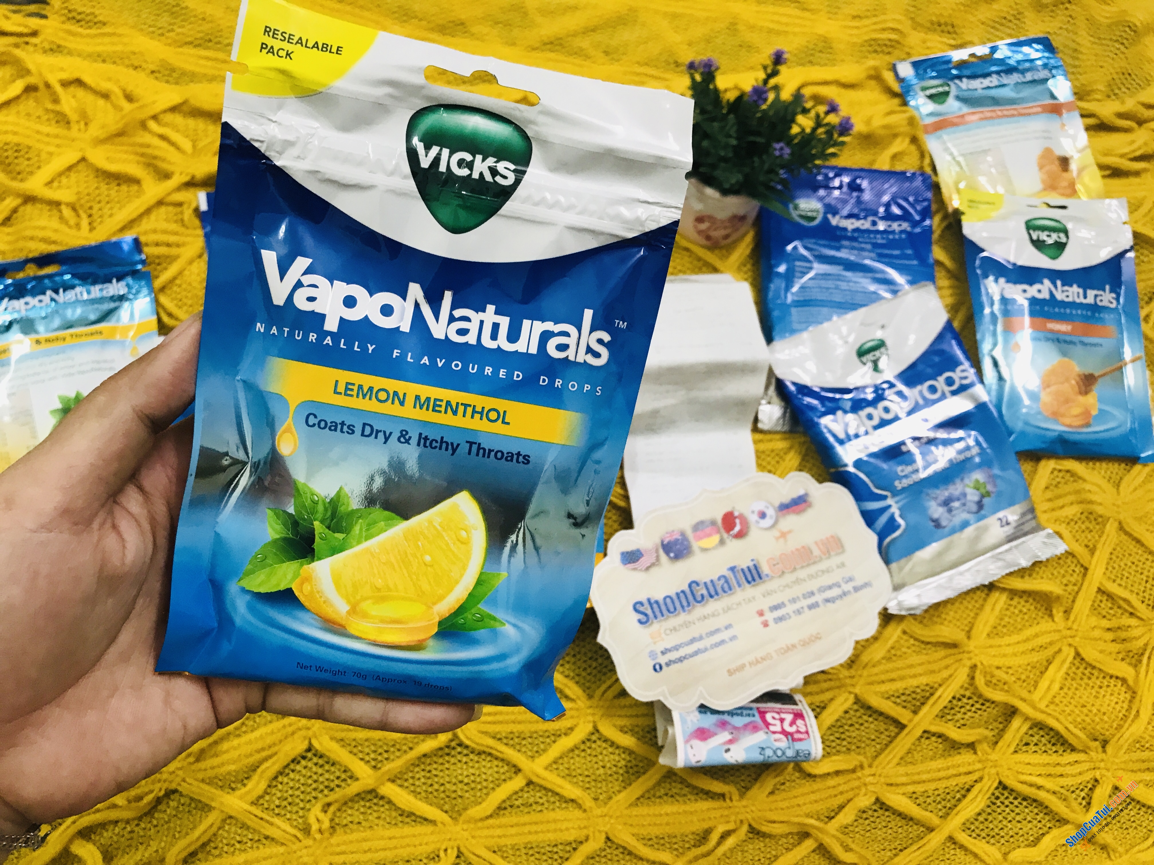 Viên kẹo ngậm trị ho và viêm họng Vicks VapoNaturals Lemon Menthol Throat Lozenges 19 Naturally Flavoured Drops 70g Resealable Bag