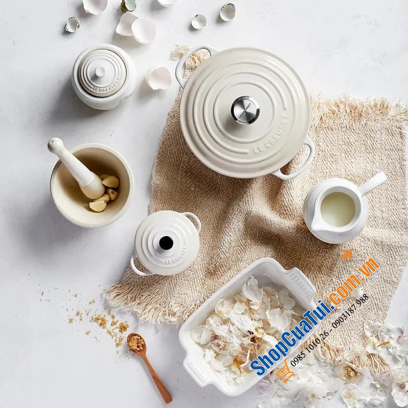 KHAY GỐM BỎ LÒ LE CREUSET 26 CM TRẮNG XÁM.