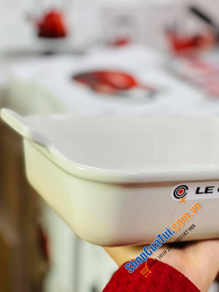 KHAY GỐM BỎ LÒ LE CREUSET 26 CM TRẮNG XÁM.