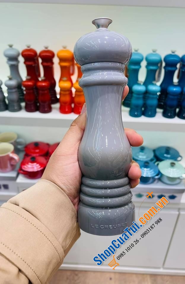 XAY TIÊU/ MUỐI TAY LE CREUSET 21 cm MÀU XÁM.