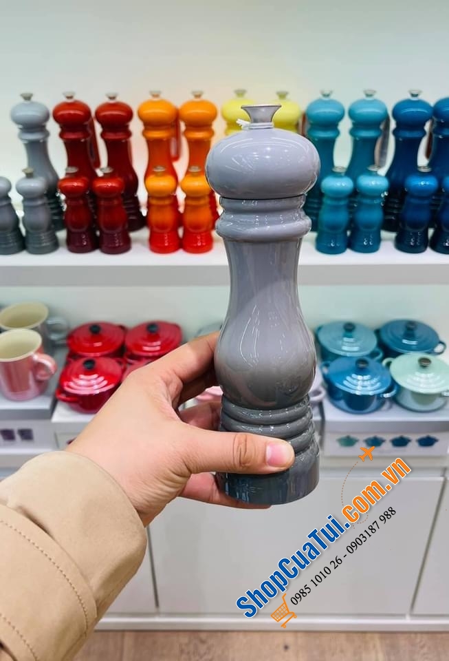 XAY TIÊU/ MUỐI TAY LE CREUSET 21 cm MÀU XÁM.