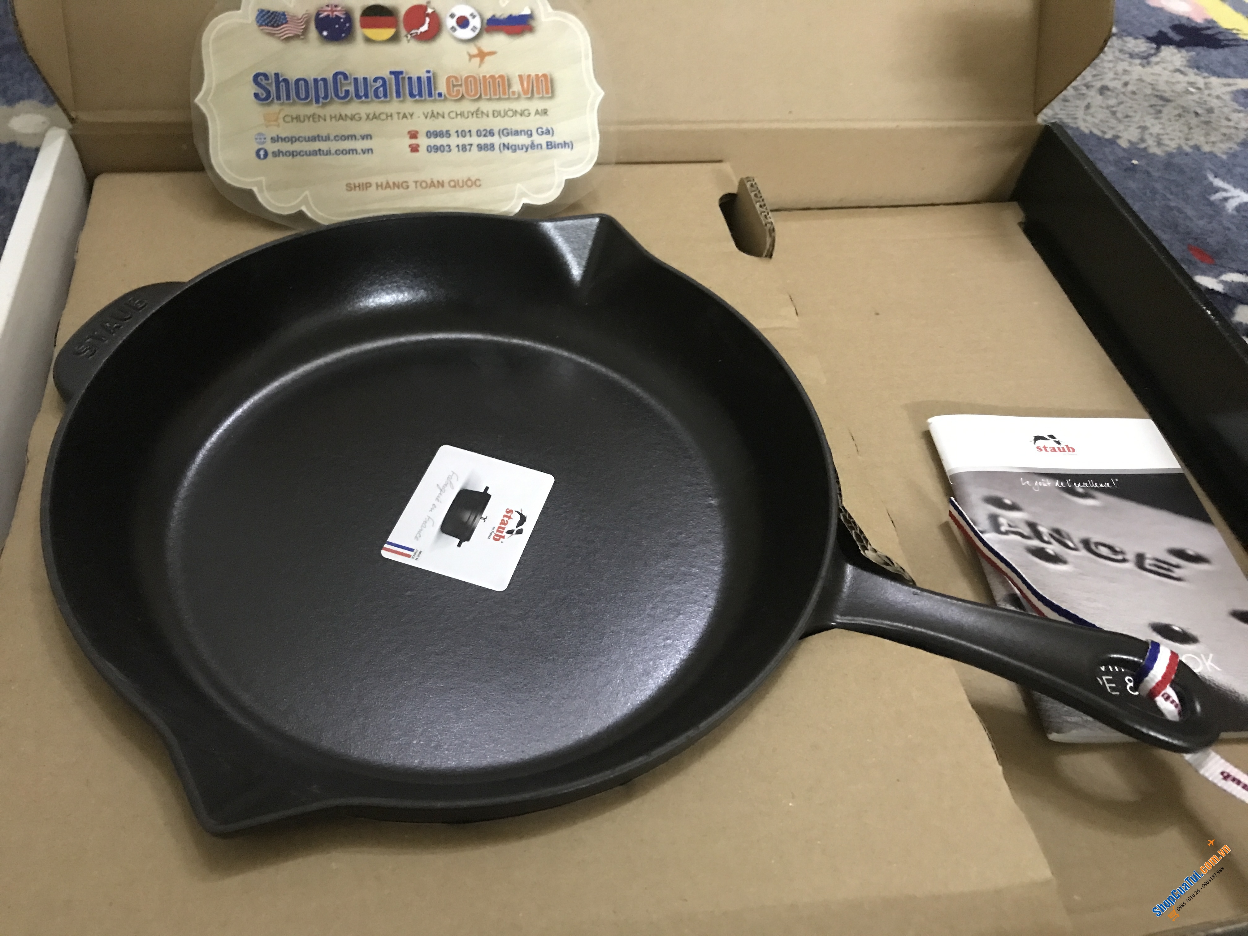 CHẢO STAUB 26 CM MÀU ĐEN có tay cầm cách nhiệt, dễ cầm nắm và dễ dàng chùi rửa. Miệng rót 2 bên vừa tiện vừa yêu