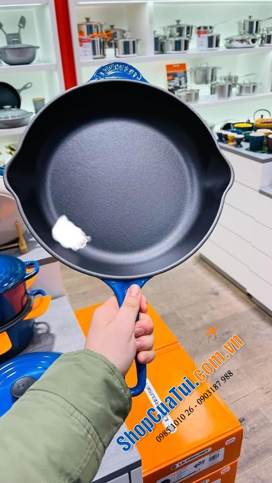 Chảo gang Le Creuset 26 cm màu xanh cô ban Kobalt.