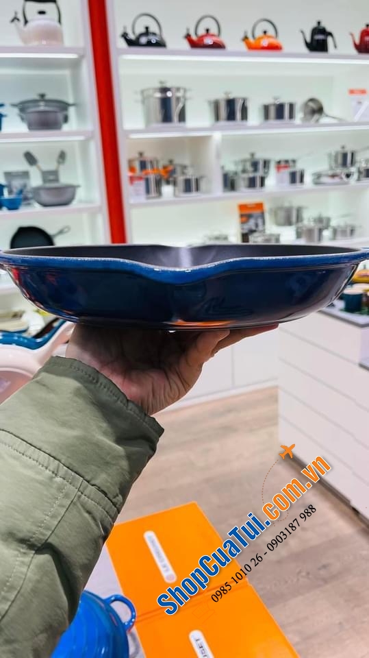 Chảo gang Le Creuset 26 cm màu xanh cô ban Kobalt.