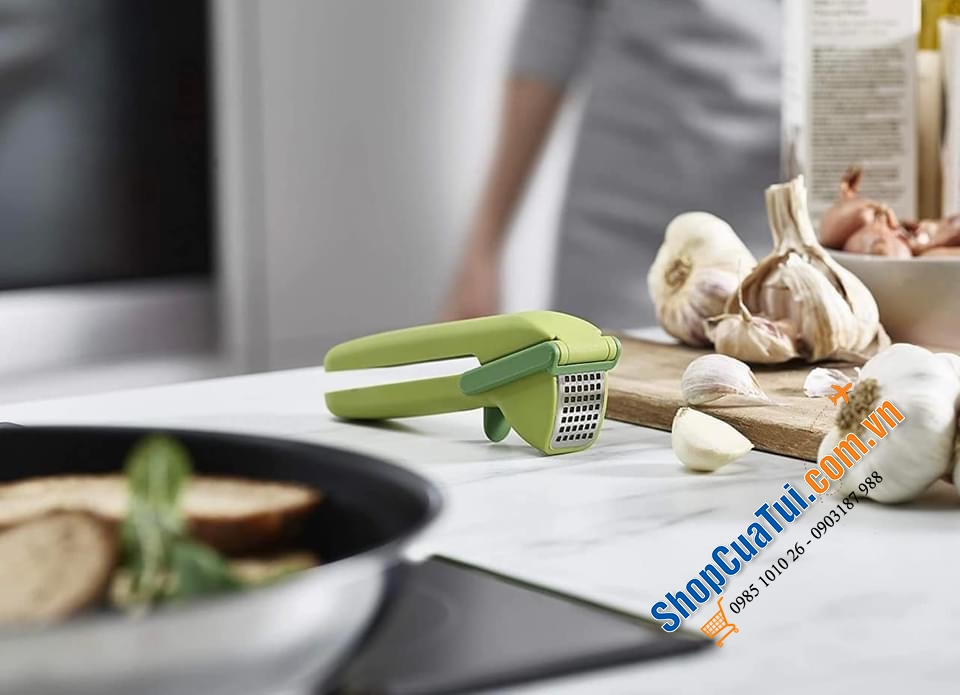 Dụng cụ ép tỏi Clean Force Joseph Joseph xanh.