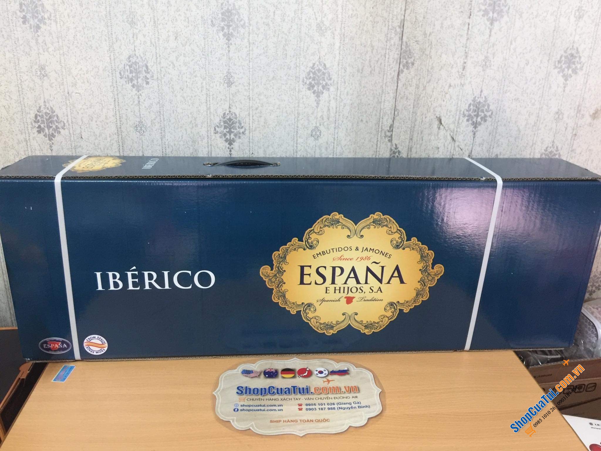 ĐÙI HEO MUỐI ESPANA IBERICO LỢN ĐEN - Đùi heo đen Jamon DE CEBO CAMPO IBERICO 50 % DERAZA IBERICA - tem Xanh nguyên xương, khối lượng tịnh 4,5 - 5 kg tặng kèm dao, giá đỡ chuyên dụng