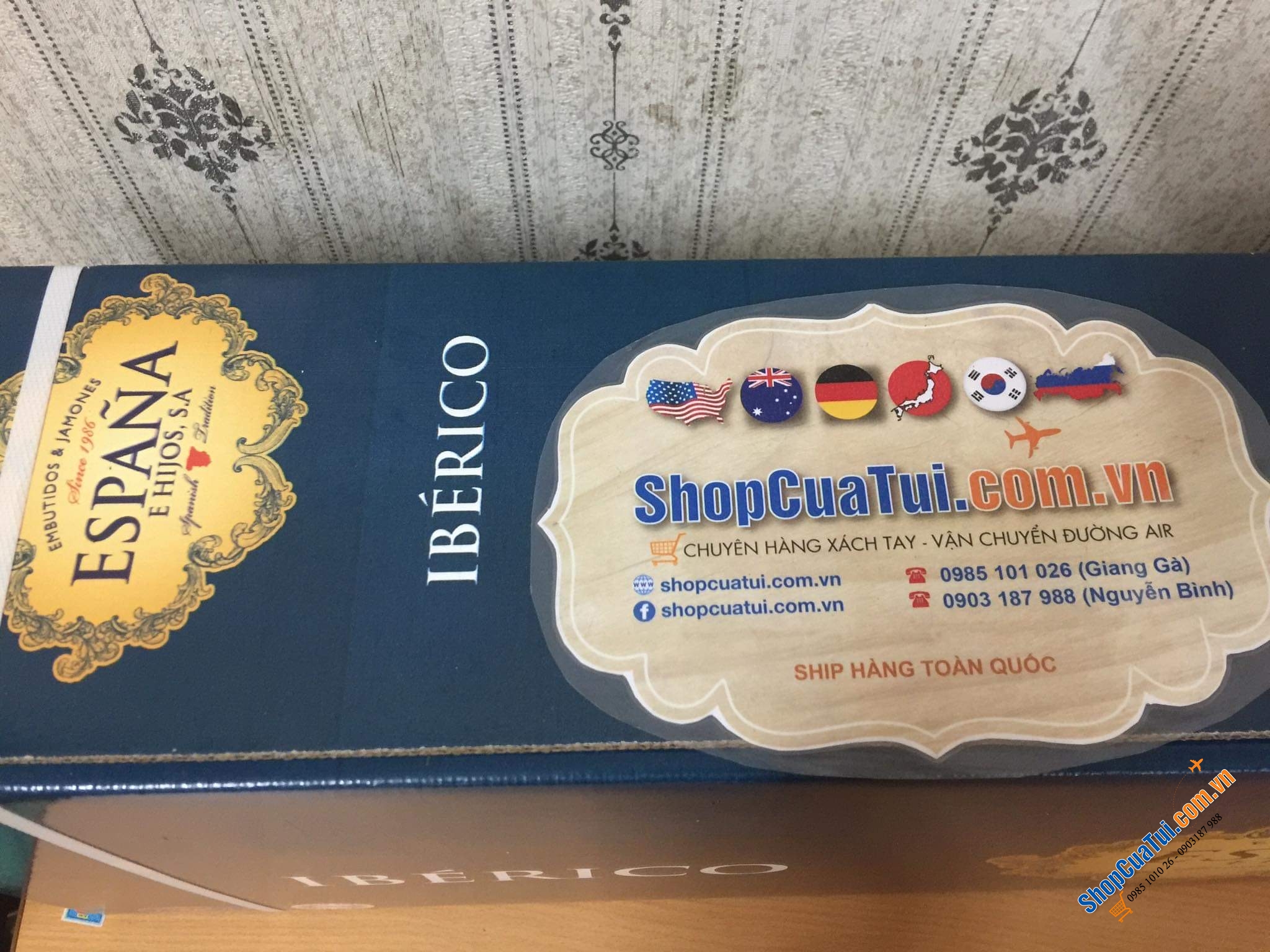 ĐÙI HEO MUỐI ESPANA IBERICO LỢN ĐEN - Đùi heo đen Jamon DE CEBO CAMPO IBERICO 50 % DERAZA IBERICA - tem Xanh nguyên xương, khối lượng tịnh 4,5 - 5 kg tặng kèm dao, giá đỡ chuyên dụng