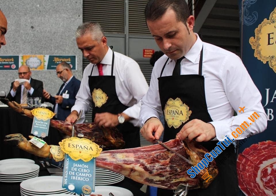 ĐÙI HEO MUỐI ESPANA IBERICO LỢN ĐEN - Đùi heo đen Jamon DE CEBO CAMPO IBERICO 50 % DERAZA IBERICA - tem Xanh nguyên xương, khối lượng tịnh 4,5 - 5 kg tặng kèm dao, giá đỡ chuyên dụng