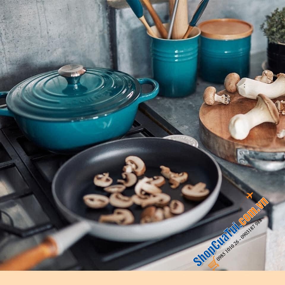 Nồi Gang sâu lòng LE CREUSET La Marmite 26cm dung tích 4.1Lit, trọng lượng 4.25kg - màu xanh dee teal cổ vịt