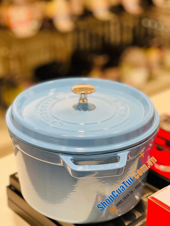 NỒI GANG STAUB MÀU XANH BIỂN ICE BLUE 24 CM DÁNG CAO - DUNG TÍCH 4,7 L.