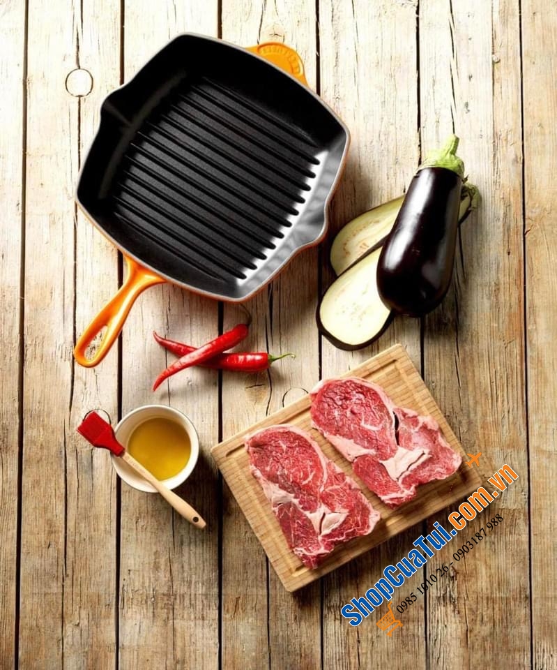 CHẢO NƯỚNG LE CREUSET 26x26 cm MÀU VÀNG, màu đỏ miệng rót 2 bên