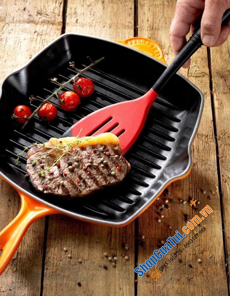 CHẢO NƯỚNG LE CREUSET 26x26 cm MÀU VÀNG, màu đỏ miệng rót 2 bên