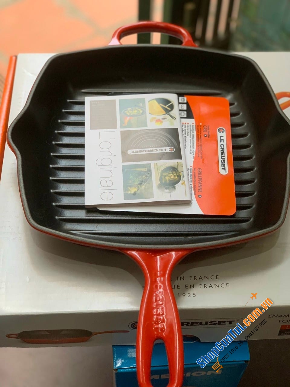 CHẢO NƯỚNG LE CREUSET 26x26 cm MÀU VÀNG, màu đỏ miệng rót 2 bên