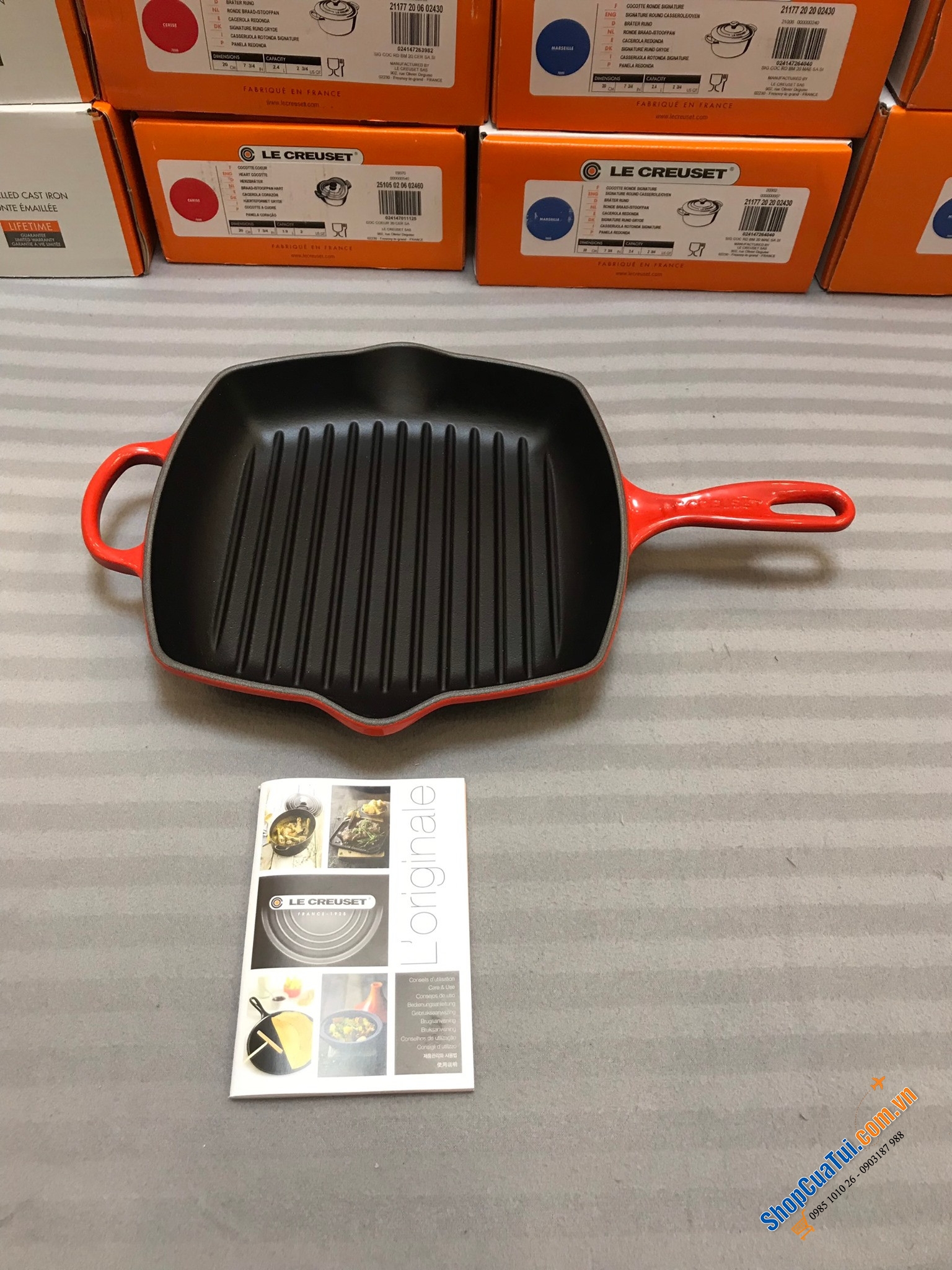 CHẢO NƯỚNG LE CREUSET 26x26 cm MÀU VÀNG, màu đỏ miệng rót 2 bên