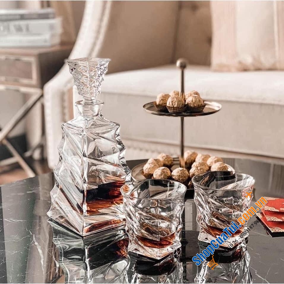 Bộ bình rượu pha lê Bohemia Casablanca sang chảnh từ mọi góc nhìn gồn 1 bình 0,7 lít + 6 cốc 300ml