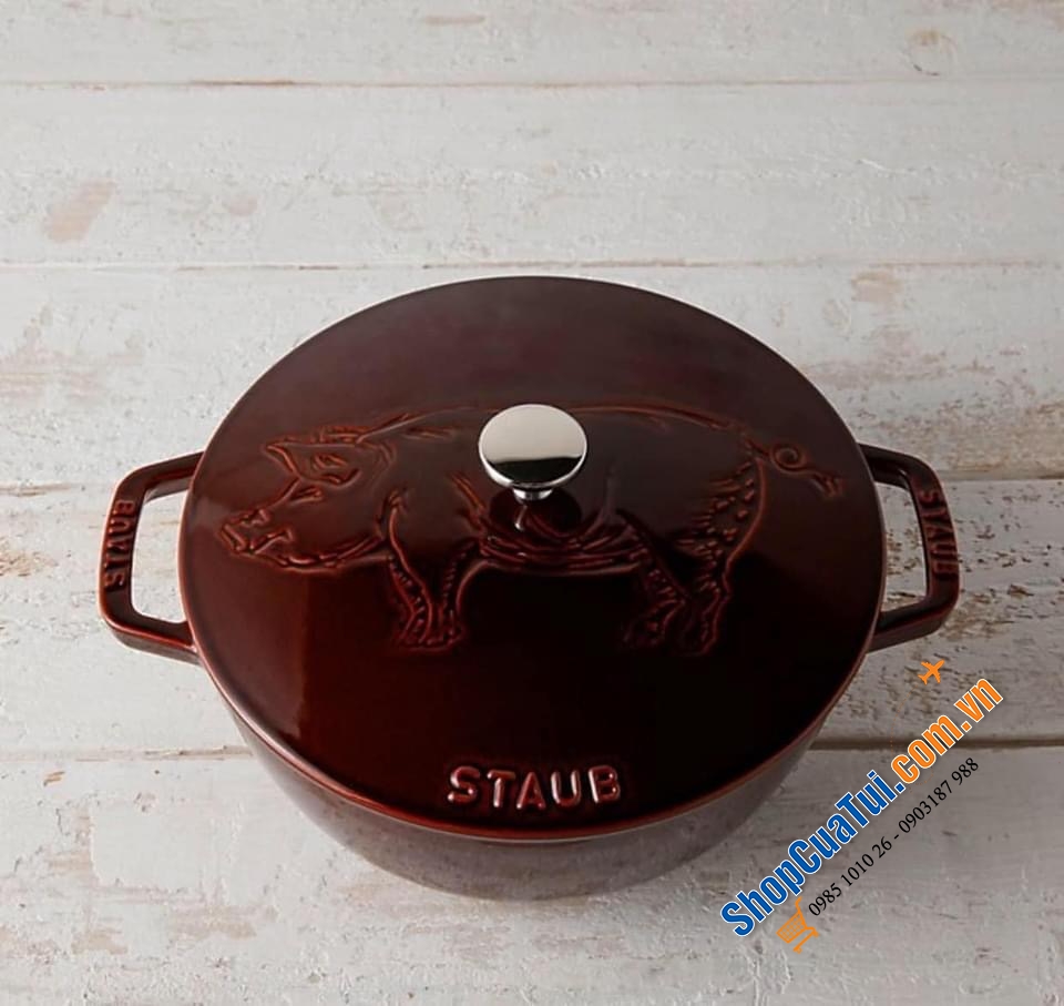 NỒI GANG STAUB ĐỎ RƯỢU IN HÌNH HEO 24 CM - siêu hiếm.