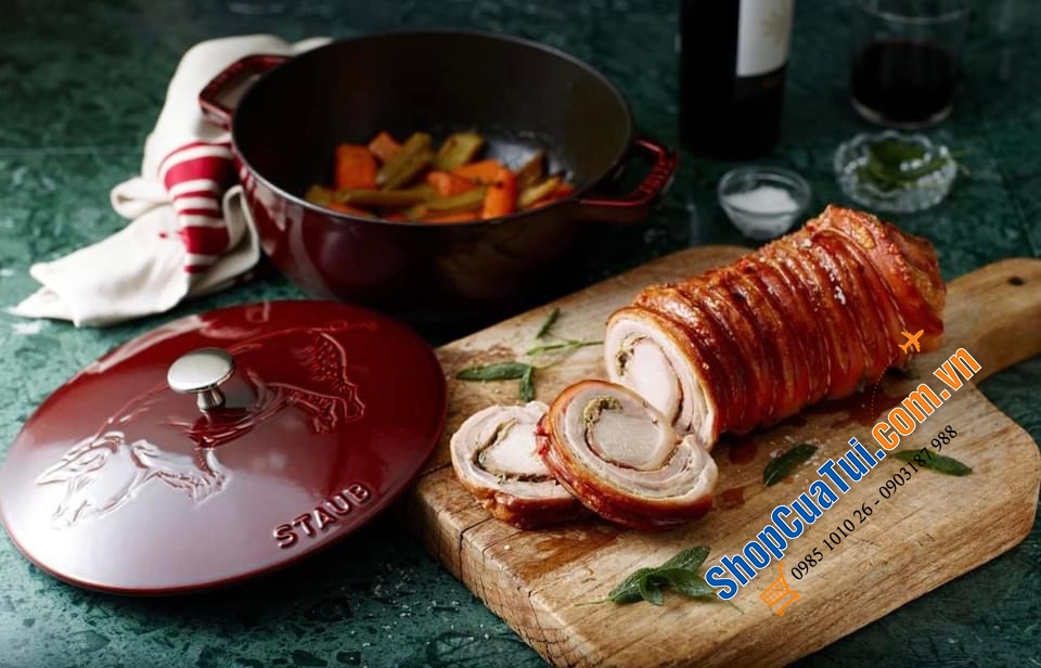 NỒI GANG STAUB ĐỎ RƯỢU IN HÌNH HEO 24 CM - siêu hiếm.