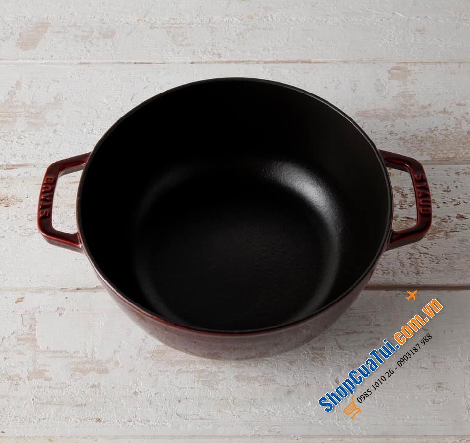 NỒI GANG STAUB ĐỎ RƯỢU IN HÌNH HEO 24 CM - siêu hiếm.