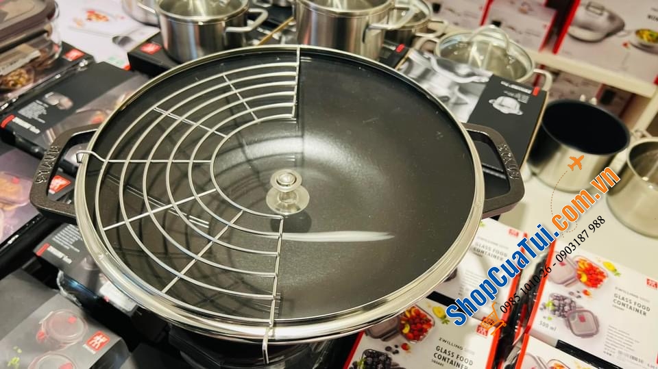 CHẢO GANG XÀO RÁN STAUB 30 CM ĐEN KÈM VỈ RÁO DẦU.