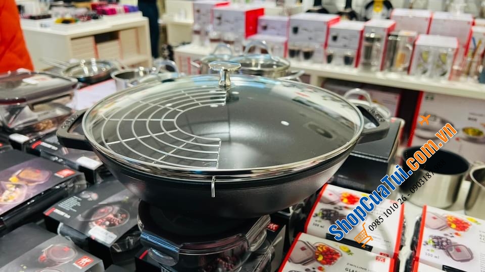 CHẢO GANG XÀO RÁN STAUB 30 CM ĐEN KÈM VỈ RÁO DẦU. - Chảo wok vung kính