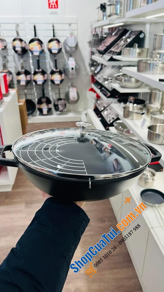 CHẢO GANG XÀO RÁN STAUB 30 CM ĐEN KÈM VỈ RÁO DẦU.