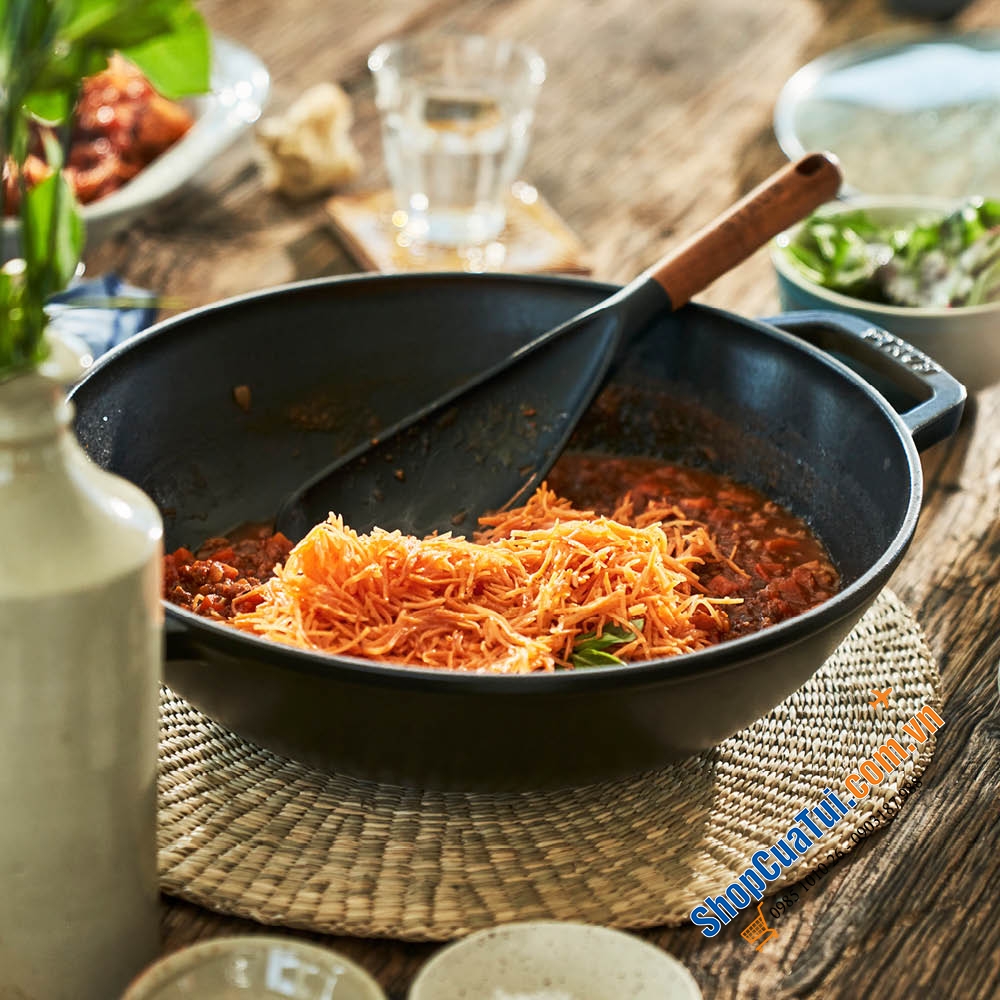 CHẢO GANG XÀO RÁN STAUB 30 CM ĐEN KÈM VỈ RÁO DẦU.