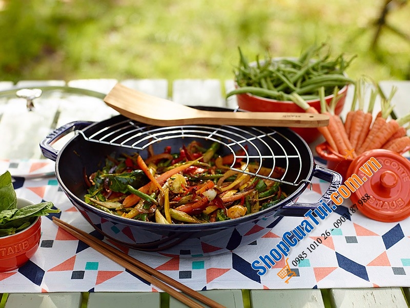 CHẢO GANG XÀO RÁN STAUB 30 CM ĐEN KÈM VỈ RÁO DẦU. - Chảo wok vung kính