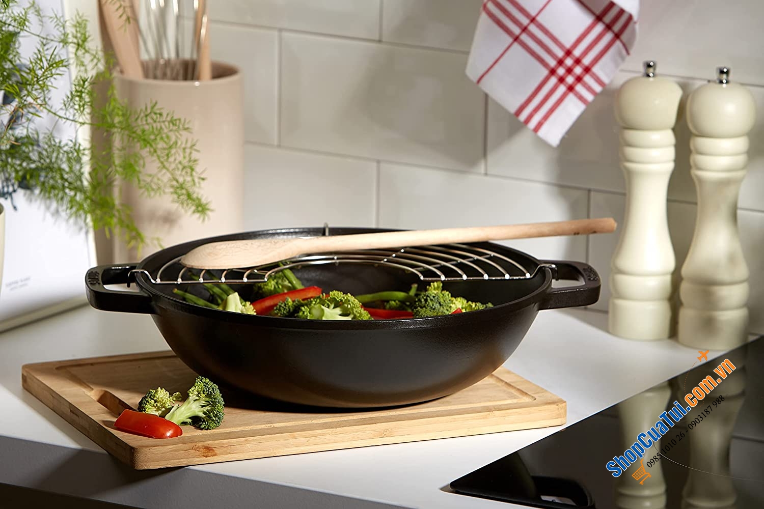 CHẢO GANG XÀO RÁN STAUB 30 CM ĐEN KÈM VỈ RÁO DẦU.