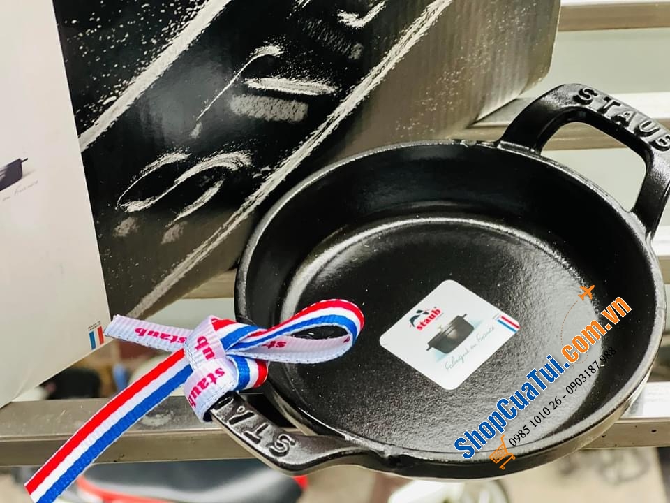 CHẢO GANG, CHẢO STAUB- KHAY NƯỚNG BỎ LÒ 12 CM  Made in France- MÀU Đen