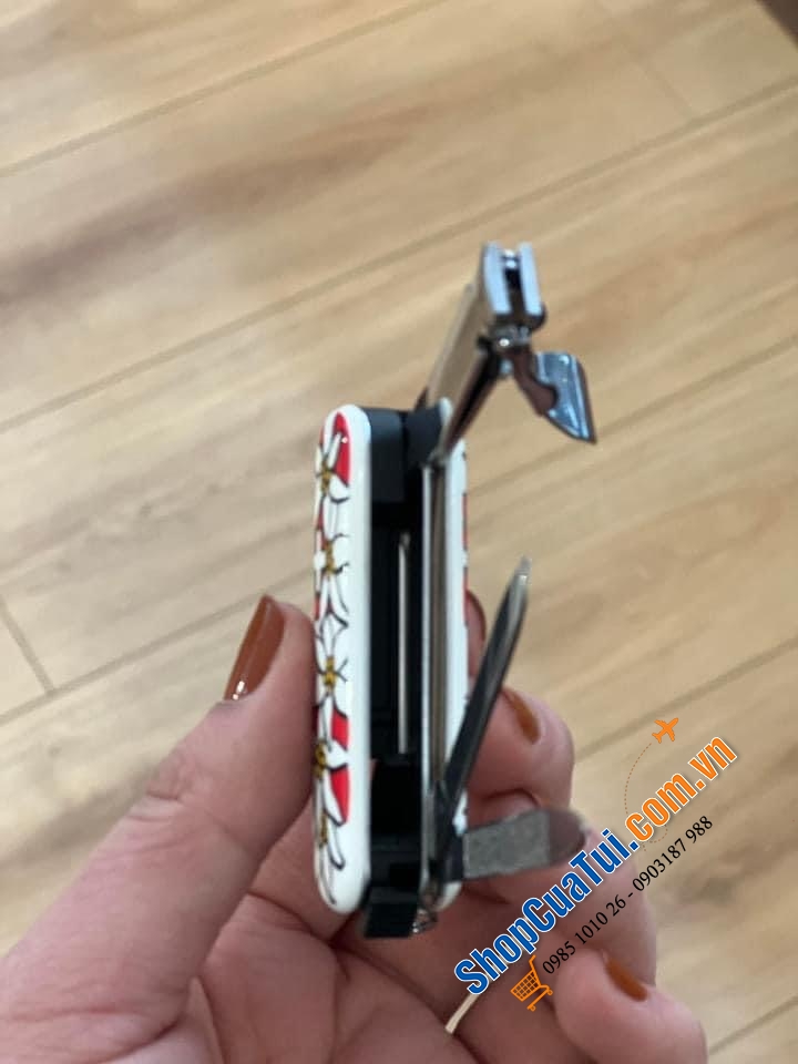 Bấm móng tay - Dụng Cụ Đa Năng Bỏ Túi 6 công năng Victorinox rằn ri/ hoa trắng đỏ.