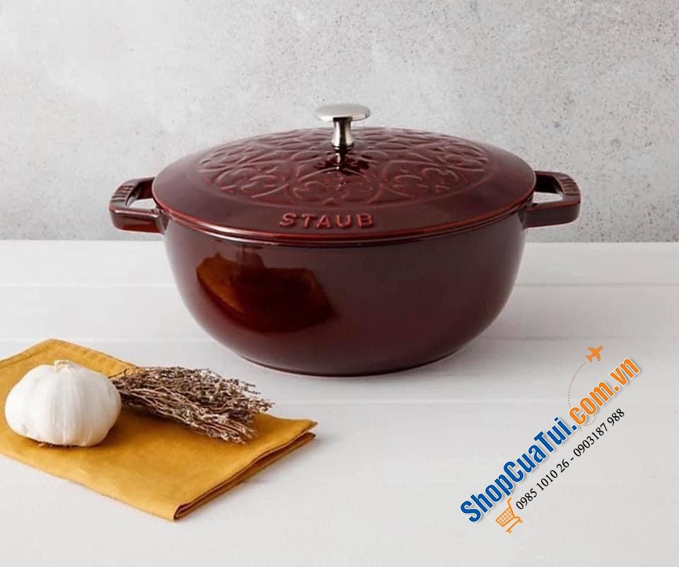 Staub 24 cm mẫu Lilly màu đỏ rượu.
