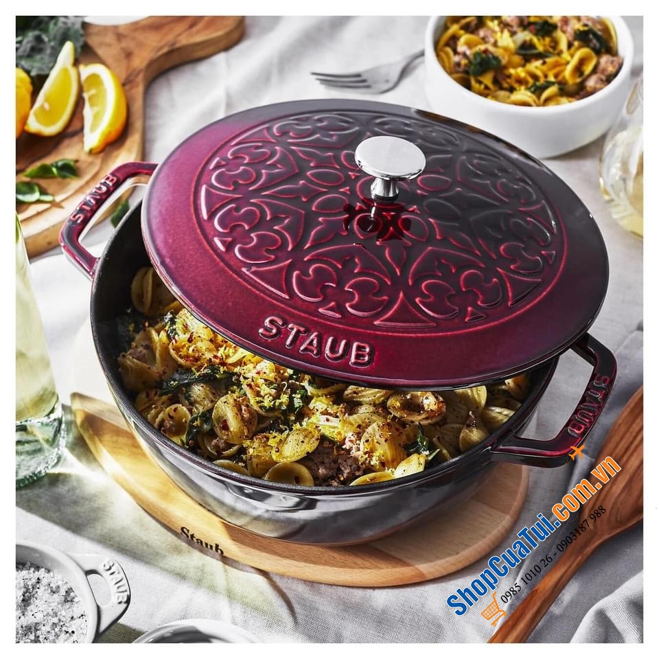 Staub 24 cm mẫu Lilly màu đỏ rượu.