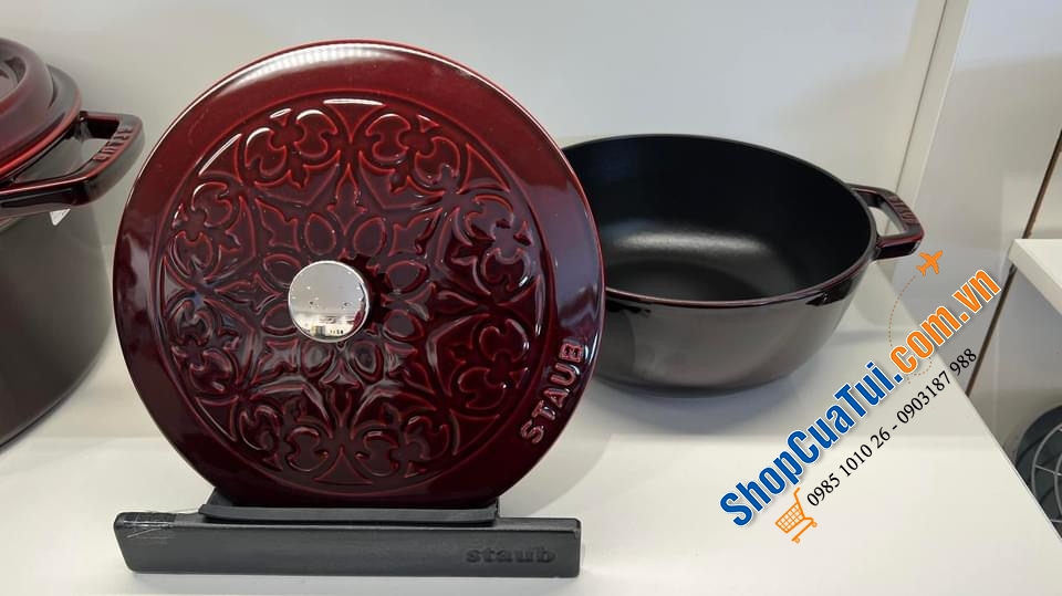 Staub 24 cm mẫu Lilly màu đỏ rượu.