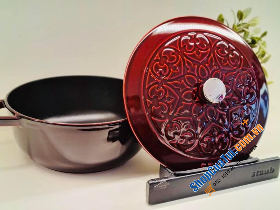Staub 24 cm mẫu Lilly màu đỏ rượu.