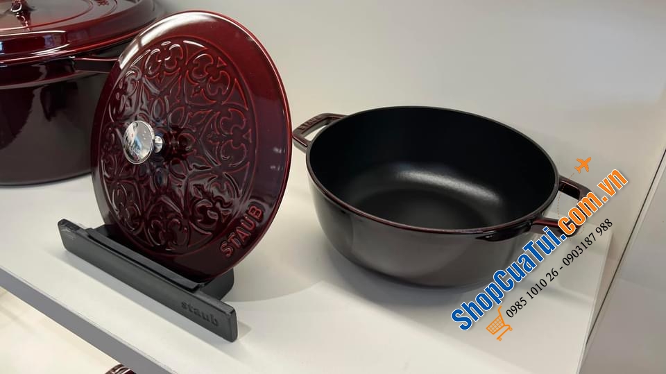 Staub 24 cm mẫu Lilly màu đỏ rượu.