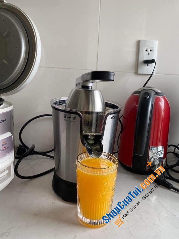 MÁY VẮT CAM TAURUS EASY PRESS 300 có tay cầm sạch sẽ, thích ứng với kích thước của bất kỳ quả cam, chanh hoặc bưởi. Động cơ AC chuyên nghiệp 300W