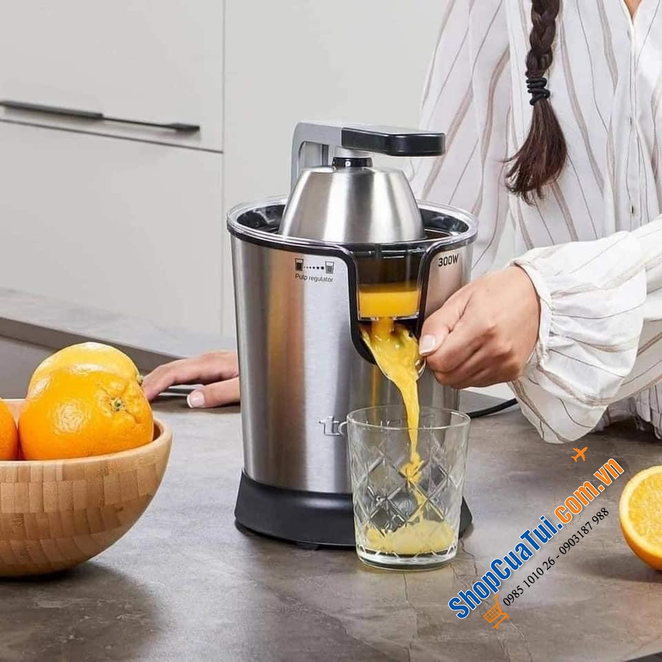 MÁY VẮT CAM TAURUS EASY PRESS 300 có tay cầm sạch sẽ, thích ứng với kích thước của bất kỳ quả cam, chanh hoặc bưởi. Động cơ AC chuyên nghiệp 300W
