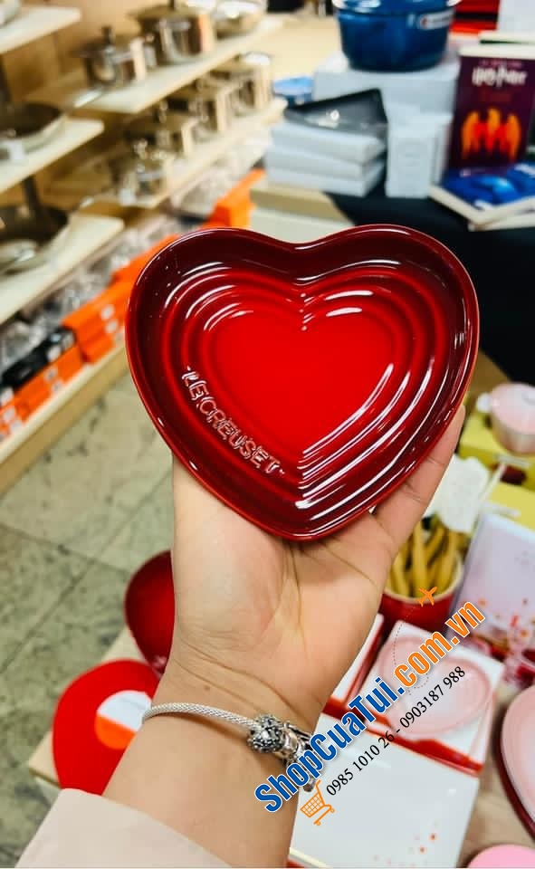GÁC THÌA ĐŨA LE CREUSET TRÁI TÀU MÀU ĐỎ 13cm giúp thìa, thìa và muôi không bị trượt, bếp sạch