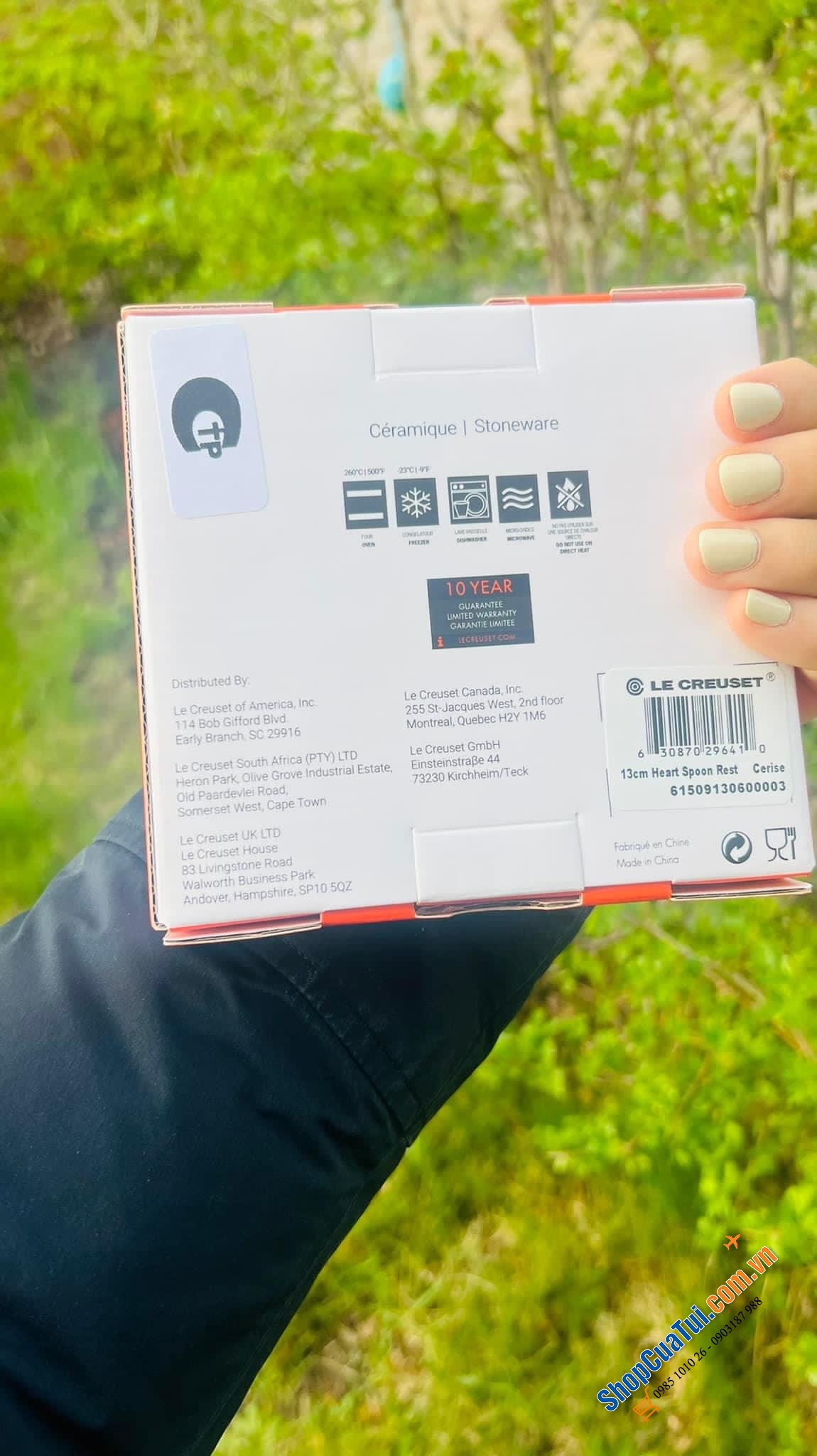 GÁC THÌA ĐŨA LE CREUSET TRÁI TÀU MÀU ĐỎ 13cm giúp thìa, thìa và muôi không bị trượt, bếp sạch