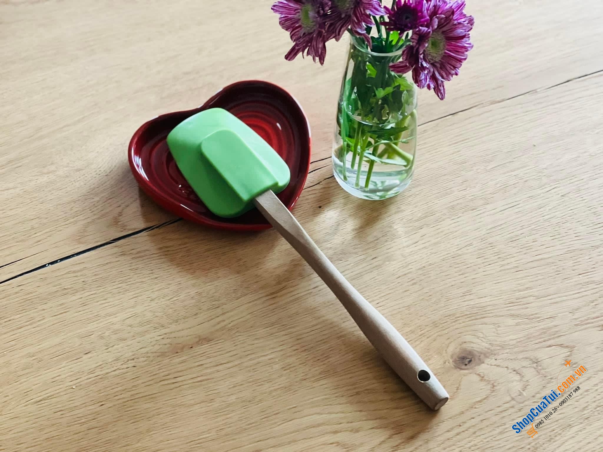 GÁC THÌA ĐŨA LE CREUSET TRÁI TÀU MÀU ĐỎ 13cm giúp thìa, thìa và muôi không bị trượt, bếp sạch