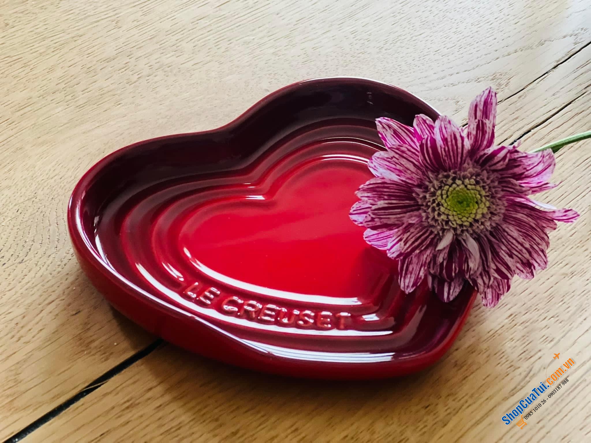 GÁC THÌA ĐŨA LE CREUSET TRÁI TÀU MÀU ĐỎ 13cm giúp thìa, thìa và muôi không bị trượt, bếp sạch