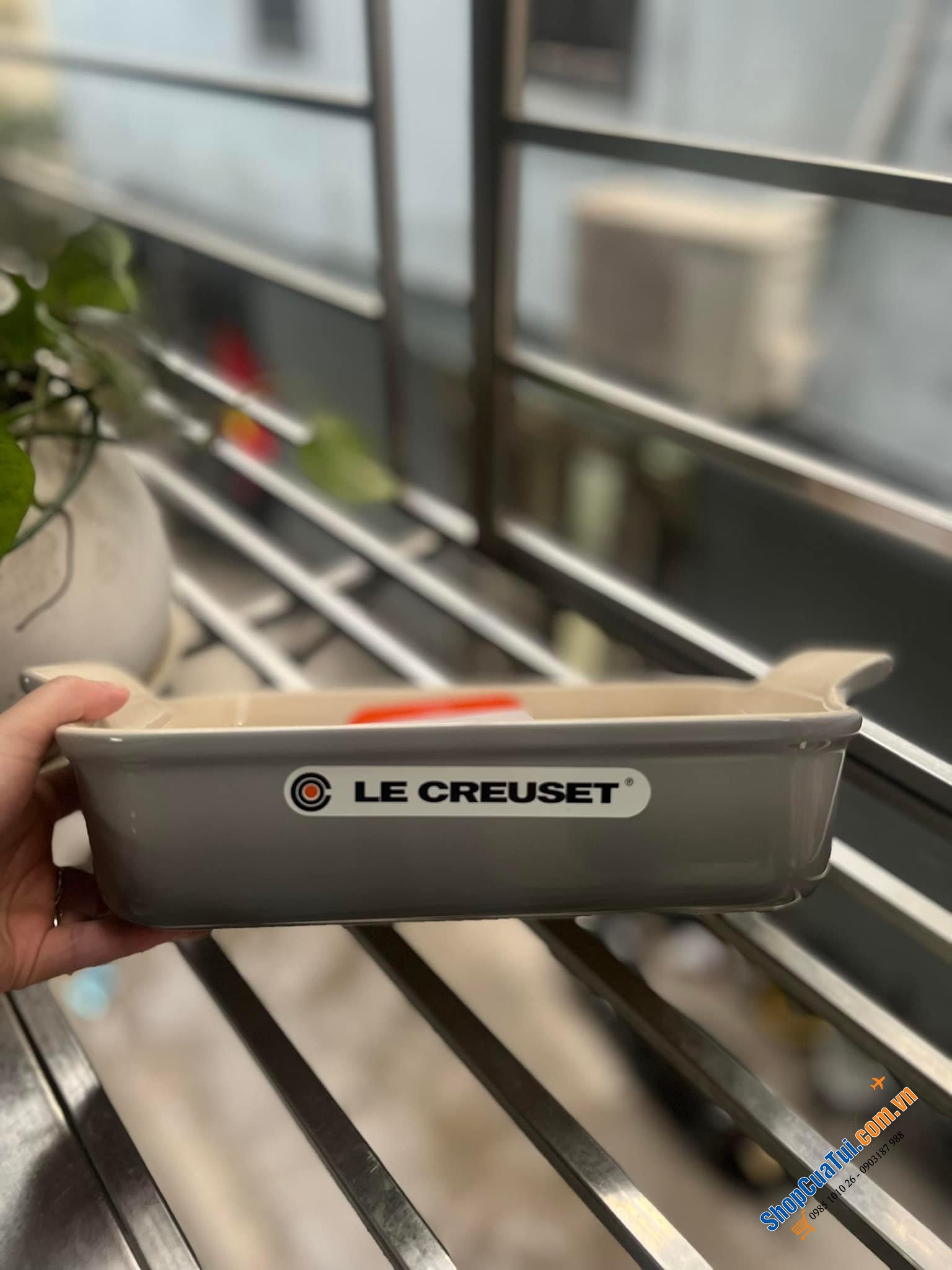 KHAY GỐM BỎ LÒ LE CREUSET 26 CM XÁM.