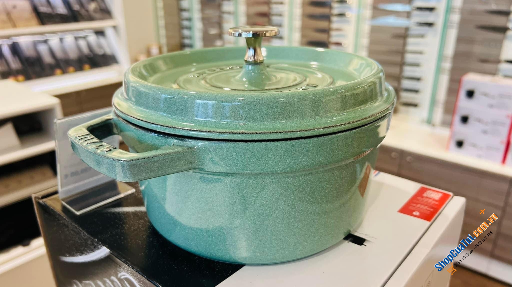 Nồi gang đúc Staub xanh mint Salbei.