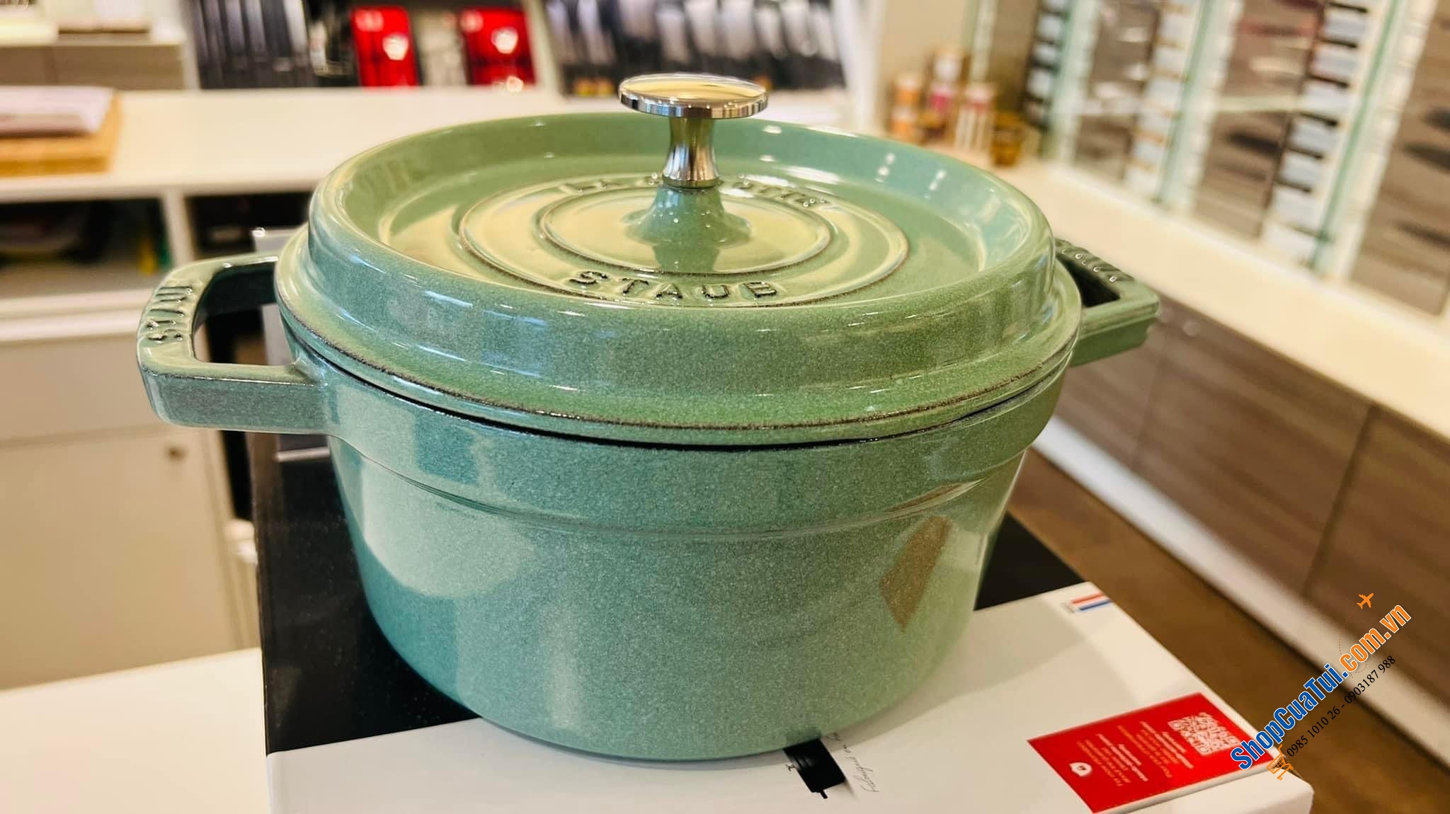 Nồi gang đúc Staub xanh mint Salbei.