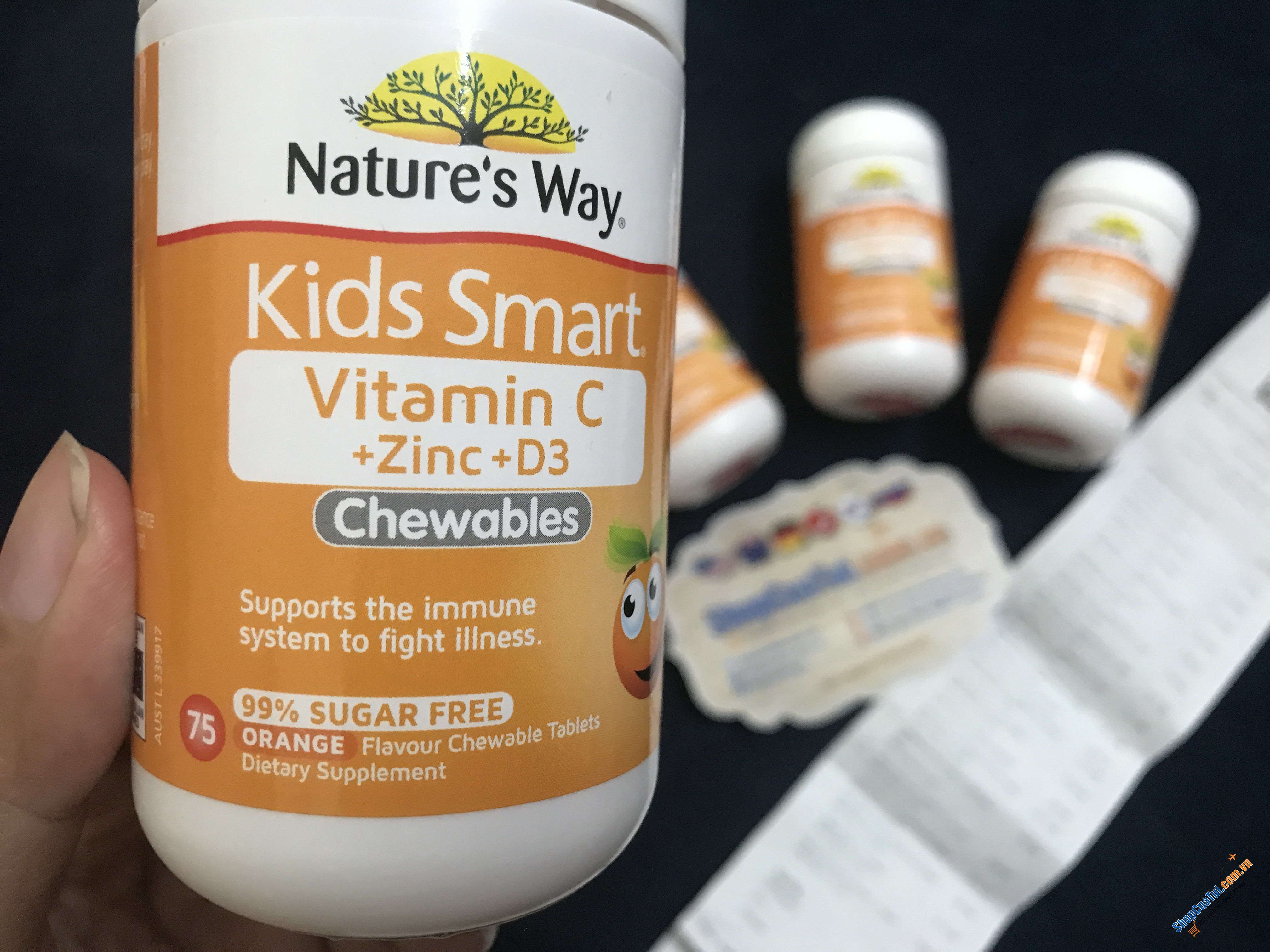 Viên nhai Nature Way Kids Smart Vitamin C + Zinc + D3 Chewables 75 Tablets For Children hỗ trợ bổ sung Vitamin C, kẽm, D3 để nâng cao sức khỏe tổng thể, hỗ trợ sự tăng trưởng và phát triển khỏe mạnh cho trẻ em từ 2 tuổi trở lên