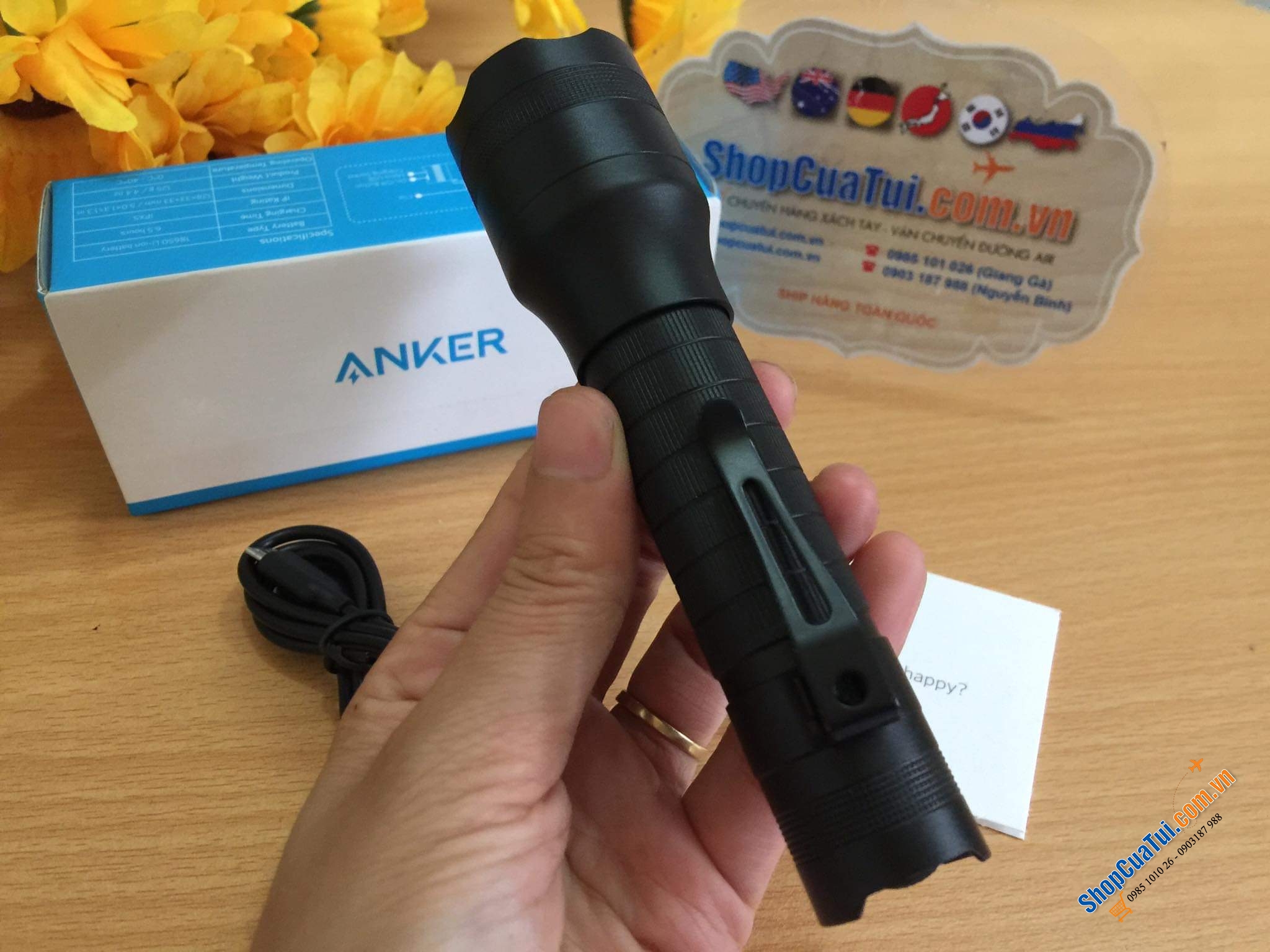 Đèn pin LED Anker LC40 - pin sạc tới 20h sử dụng, có các chế độ Cho Gia Đình, Cắm Trại, Đi Bộ, Đi Xe Đạp. Sử Dụng Khẩn Cấp