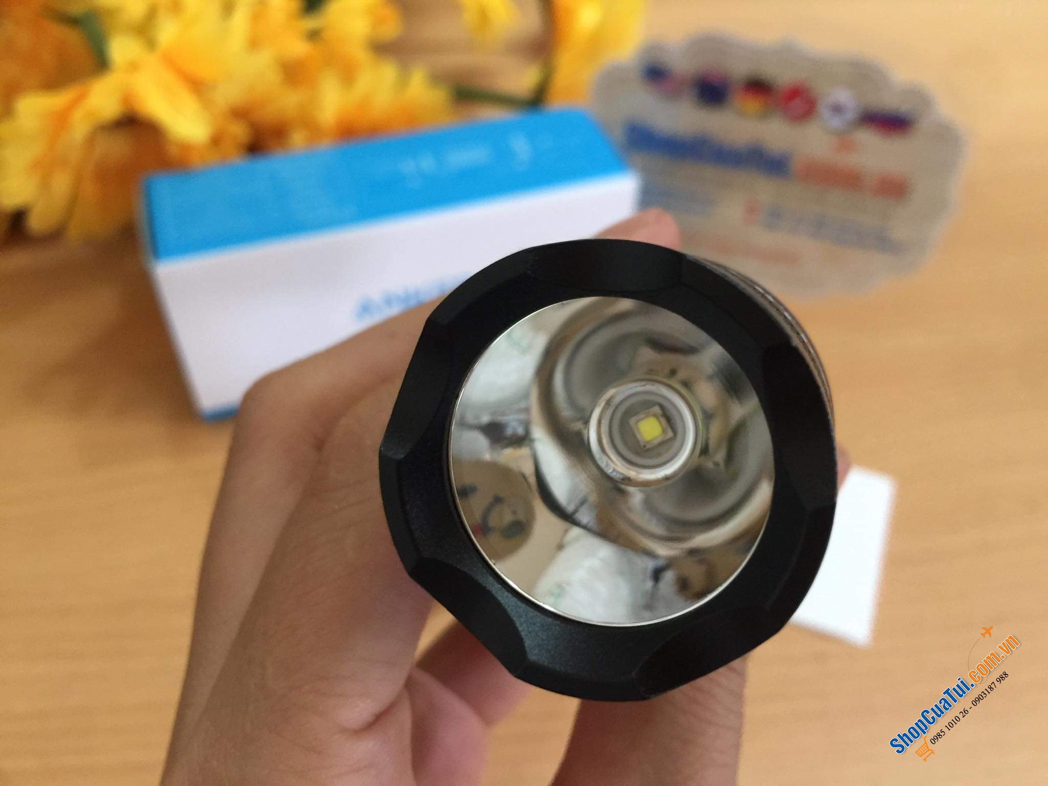 Đèn pin LED Anker LC40 - pin sạc tới 20h sử dụng, có các chế độ Cho Gia Đình, Cắm Trại, Đi Bộ, Đi Xe Đạp. Sử Dụng Khẩn Cấp