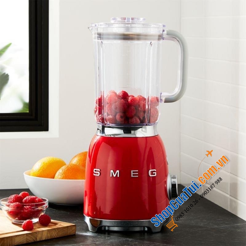 MÁY XAY SINH TỐ SMEG BLF01RDEU Red màu đỏ với thiết kế hiện đại, bắt mắt ngoài xay nhuyễn trái cây còn nghiền đá với động cơ mạnh mẽ, đem đến ly sinh tố nhuyễn mịn vừa ý